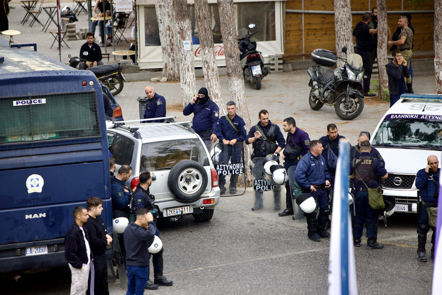 Ισχυρές αστυνομικές δυνάμεις έξω από το Βενιζέλειο Νοσοκομείο Ηρακλείου, όπου έχουν μεταφερθεί νεκροί και τραυματίες από την αιματηρή σύγκρουση στα Βορίζια, Σάββατο 1 Νοεμβρίου 2025. Πυροβολισμοί με δυο νεκρούς και 15 τουλάχιστον τραυματίες σημειώθηκε το μεσημέρι του Σαββάτου στο χωριό Βορίζια Ηρακλείου με τις πρώτες πληροφορίες να αναφέρουν ότι οι δράστες γάζωσαν σπίτια και αυτοκίνητα ως αντίποινα μετά την τοποθέτηση εκρηκτικού μηχανισμού σε υπό κατασκευή οικία. width=