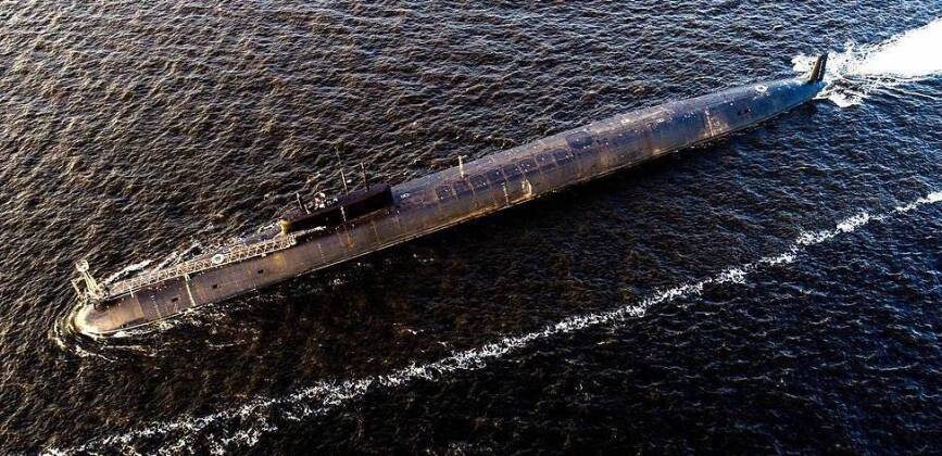 ARKHANGELSK REGION, RUSSIA - JULY 23, 2019: An aerial view of the K-549 Knyaz Vladimir Borei-class nuclear-powered ballistic missile submarine of the Sevmash shipbuilding enterprise, a subsidiary of the United Shipbuilding Corporation, off the city of Severodvinsk. The Sevmash shipyard is specialized in projecting vessels, manufacturing marine facilities for oil and gas extraction, products for machine-building, metallurgy, oil and gas industry and other industrial sectors. Sevmash also conducts the full cycle of building and testing submarines with nuclear power units. Sergei Bobylev/TASS–ÓÒÒˡ. ¿ı‡Ì„ÂθÒ͇ˇ ӷ·ÒÚ¸. —‚ÂÓ‰‚ËÌÒÍ. —Ú‡Ú„˘ÂÒ͇ˇ ‡ÚÓÏ̇ˇ ÔÓ‰‚Ӊ̇ˇ ÎӉ͇ ÔÓÂÍÚ‡ 955¿ (Í·ÒÒ "¡ÓÂÈ-¿") " ÌˇÁ¸ ¬Î‡‰ËÏË" ‚ ‡Í‚‡ÚÓËË —‚ÂÓ‰‚ËÌÒ͇ ̇ ÚÂËÚÓËË ÔÓËÁ‚Ó‰ÒÚ‚ÂÌÌÓ„Ó Ó·˙‰ËÌÂÌˡ "—‚χ¯" (‚ıÓ‰ËÚ ‚ ÒÓÒÚ‡‚ Œ·˙‰ËÌÂÌÌÓÈ ÒÛ‰ÓÒÚÓËÚÂθÌÓÈ ÍÓÔÓ‡ˆËË). —Û‰ÓÒÚÓËÚÂθÌ˚È ÍÓÏÔÎÂÍÒ "—‚χ¯" ÒÔˆˇÎËÁËÛÂÚÒˇ ̇ ÔÓÂÍÚËÓ‚‡ÌËË ÒÛ‰Ó‚, ÔÓËÁ‚Ó‰ÒÚ‚Â ÏÓÒÍÓÈ ÚÂıÌËÍË ‰Îˇ ‰Ó·˚˜Ë ÌÂÙÚË Ë „‡Á‡, ËÁ„ÓÚÓ‚ÎÂÌËË ÔÓ‰Û͈ËË ‰Îˇ χ¯ËÌÓÒÚÓËÚÂθÌÓÈ, ÏÂÚ‡ÎÎۄ˘ÂÒÍÓÈ, ÌÂÙÚ„‡ÁÓ‚ÓÈ Ë ‰Û„Ëı ÓÚ‡ÒÎÂÈ ÔÓÏ˚¯ÎÂÌÌÓÒÚË. œÂ‰ÔˡÚË ‚˚ÔÓÎÌˇÂÚ ‚ÂÒ¸ ˆËÍÎ ÒÚÓËÚÂθÒÚ‚‡ Ë ËÒÔ˚Ú‡ÌËÈ ÔÓ‰ÎÓ‰ÓÍ Ò ‡ÚÓÏÌ˚ÏË ˝Ì„ÂÚ˘ÂÒÍËÏË ÛÒÚ‡Ìӂ͇ÏË. —„ÂÈ ¡Ó·˚΂/“¿——