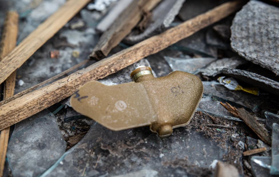 LUGANSK REGION, UKRAINE - APRIL 11, 2022: A PFM-1 anti-personnel land mine is seen in the town of Popasnaya. The Russian Armed Forces are conducting a special military operation in Ukraine. Alexander Reka/TASSУкраина. Луганская область. Попасная. Взведенная противопехотная мина ПФМ-1 "Лепесток" на территории города. Вооруженные силы РФ проводят специальную военную операцию на Украине. Александр Река/ТАСС
