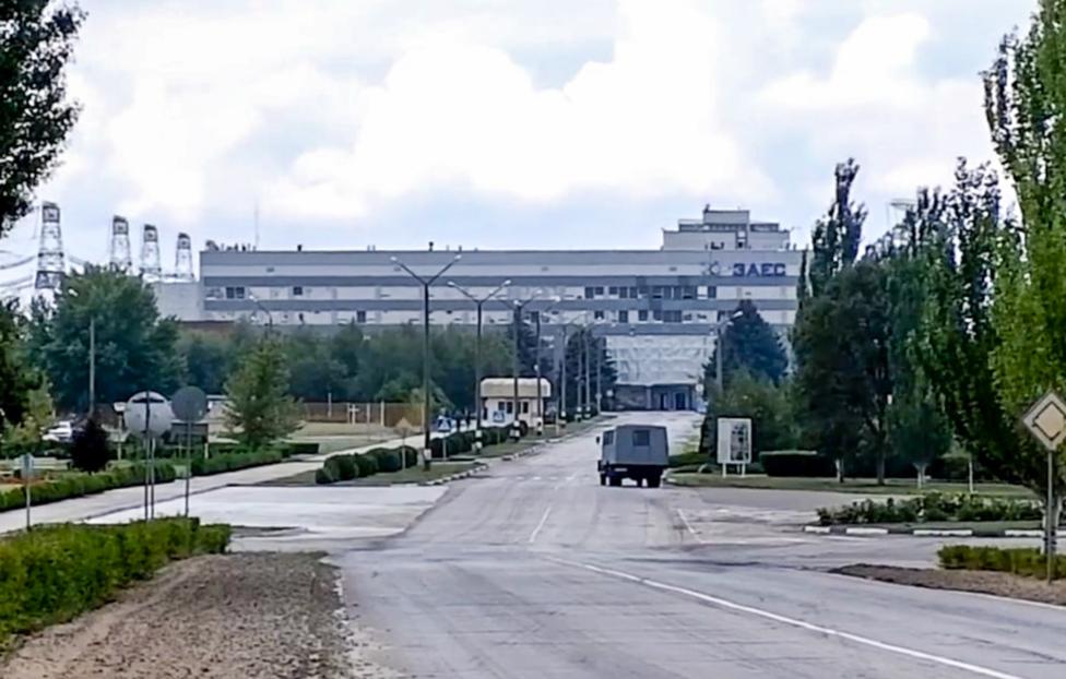 Украина. Запорожская область. Энергодар. Вид на Запорожскую атомную электростанцию (АЭС). По сообщениям Минобороны РФ, 7 августа в результате обстрела ВСУ была повреждена высоковольтная линия "Каховская", обеспечивавшая подачу электроэнергии в Запорожскую и Херсонскую области. На Запорожской АЭС произошел скачок напряжения, вызвавший задымление на открытом распределительном устройстве станции. Также сработала система защиты, отключившая подачу электроэнергии. Снимок с видео. Максимально возможное качество. Пресс-служба Минобороны РФ/ТАССПРЕДОСТАВЛЕНО ТРЕТЬЕЙ СТОРОНОЙ 8 АВГУСТА 2022. ТОЛЬКО ДЛЯ РЕДАКЦИОННОГО ИСПОЛЬЗОВАНИЯ