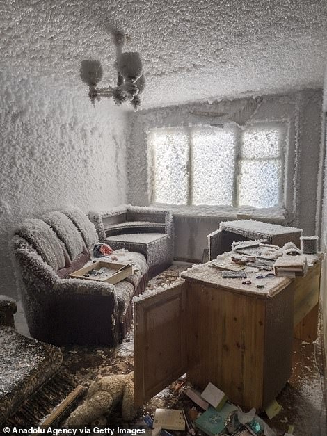39895024-9311741-Furniture_is_covered_in_a_light_dusting_of_snow_The_images_were_-m-84_1614597111438.jpg