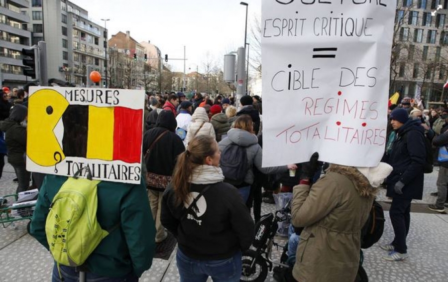 Μεγάλη διαδήλωση με χιλιάδες πολίτες στις Βρυξέλλες ενάντια στα περιοριστικά μέτρα και την υποχρεωτικότητα των εμβολιασμών